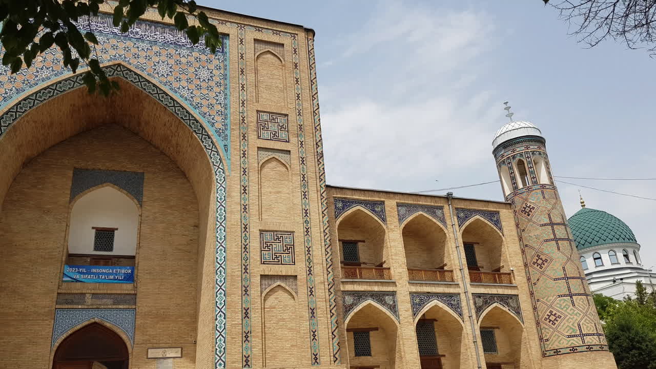 exterior de la madrasa kukeldash, antiguo monumento de la ciudad de tashkent, uzbekistán
