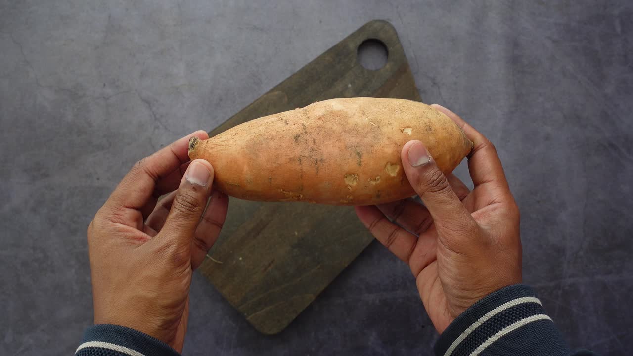 Batata-doce em uma tábua de corte