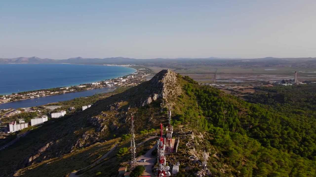360 graden uitzicht op antennes bovenop een berg in Spanje met stad aan zee op de achtergrond