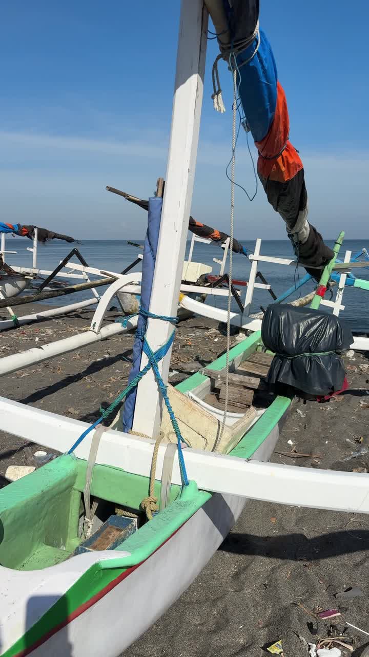 Traditionelle Jukung fiskerbåde parkeret på en solrig strand