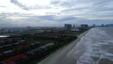 Impresionante-Toma-De-Un-Dron-Cinemático-Giratorio-De-Una-Playa-Majestuosa-Llamada-Explosión-En-Vietnam