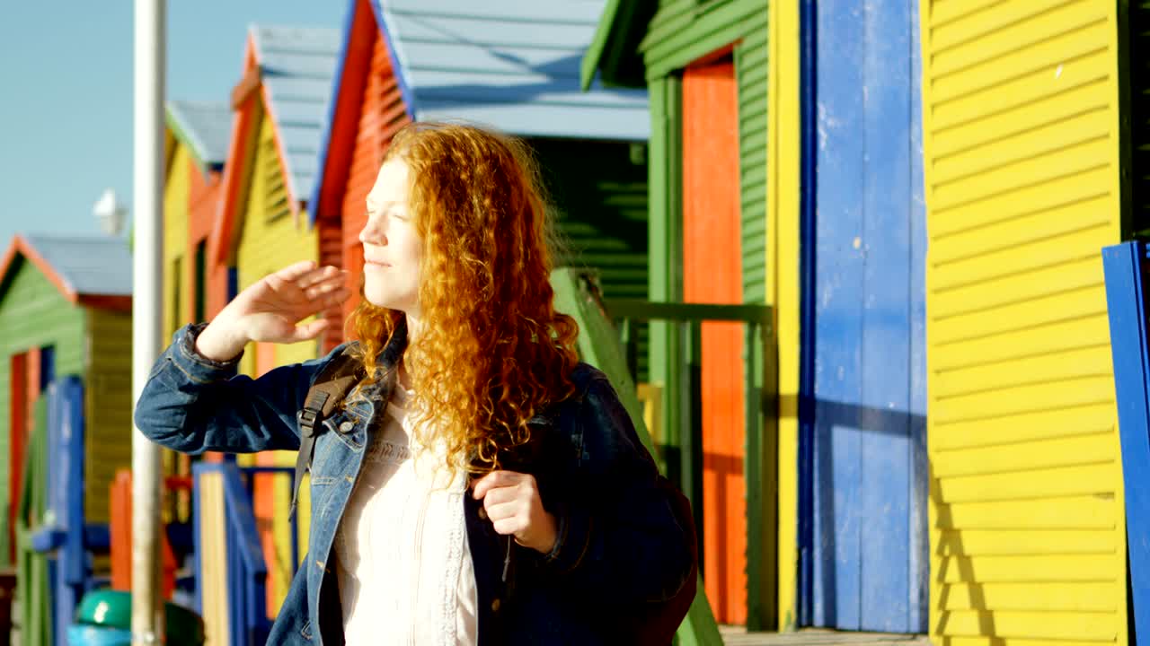 해변에 서 있는 여자 4k