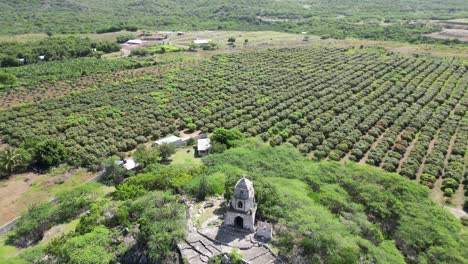 Luftaufnahme-Des-Steinkirche-Heiligtums-Von-San-Martin-De-Porres-In-Der-Nähe-Von-Bani-In-Der-Peruanischen-Provinz-Dominikanische-Republik