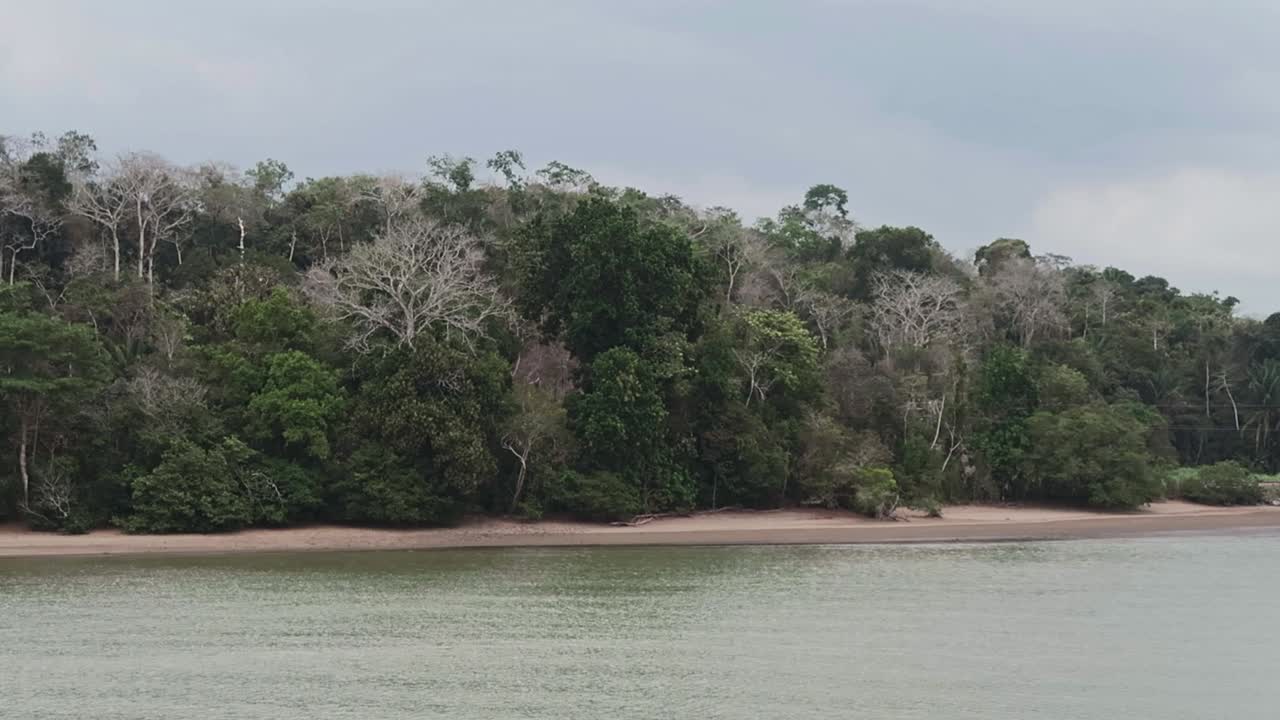tránsito del canal de panamá entre el océano pacífico y el atlántico