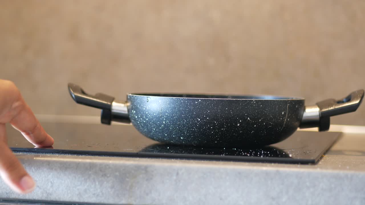 스토브 위 에 있는 빈 판