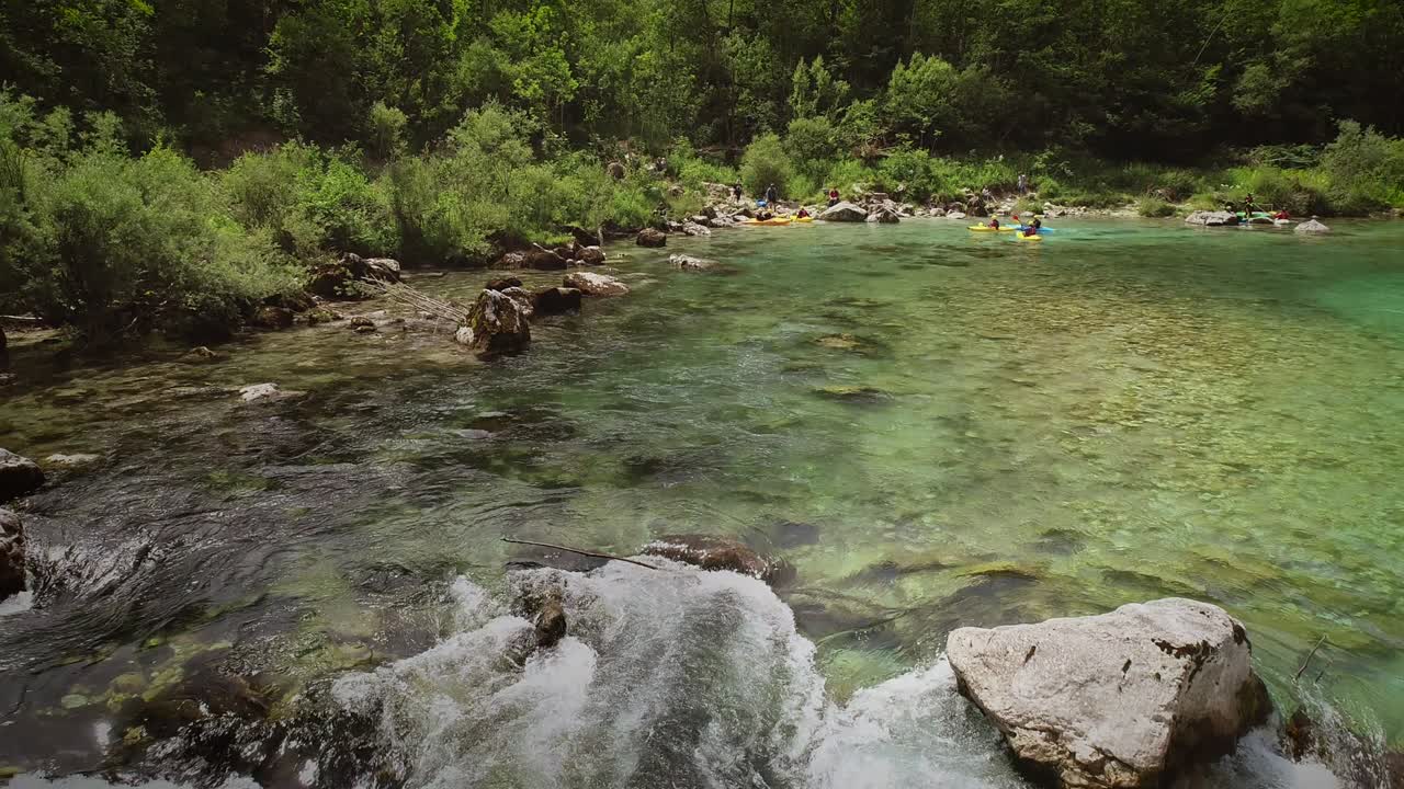 Vista aerea di un gruppo in kayak su acqua calma sul fiume Isonzo in Slovenia