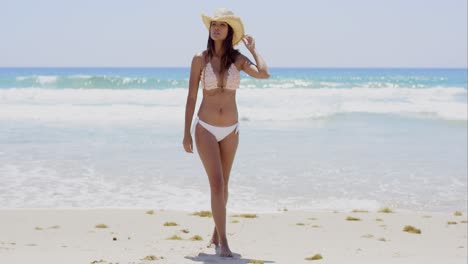 Wunderschöne-Sexy-Junge-Frau-Zu-Fuß-Am-Strand