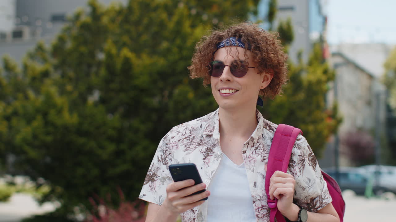 turista usando su teléfono inteligente escribiendo mensajes de texto en las redes sociales enviando correos electrónicos buscando un camino en el mapa