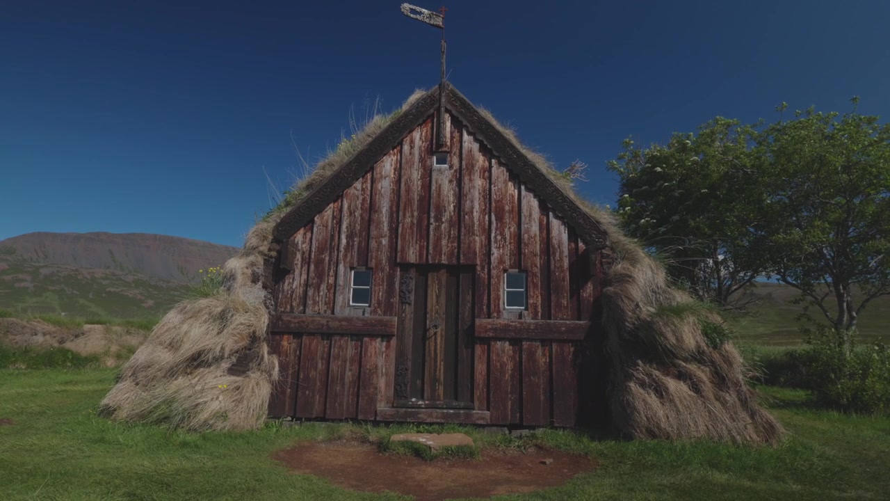 Etablerende frontbillede af den historiske græskirke Grafarkirkja i det nordlige Island, traditionel træbygning
