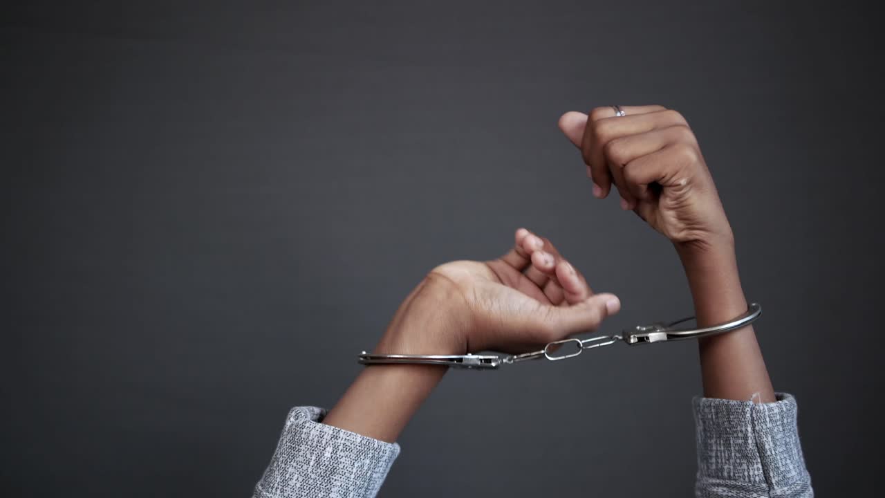 persona con las esposas