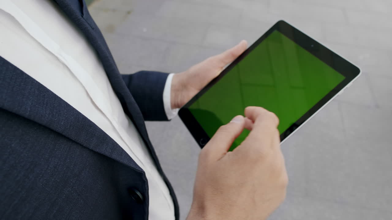 hombre de negocios navegando por internet en la tableta al aire libre. manos masculinas escribiendo en el bloc