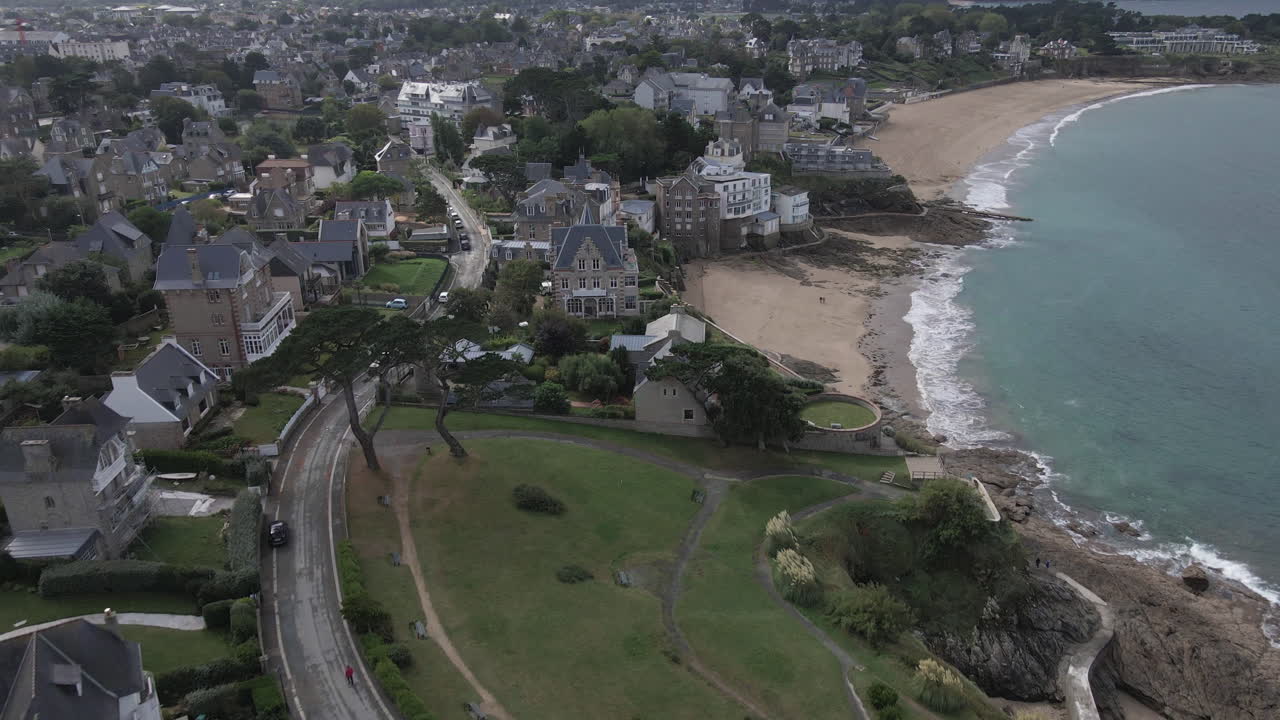 프랑스 브리타니의 디나르 해안을 따라 있는 고급 호텔과 주택