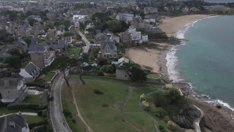 Lujosos-Hoteles-Y-Casas-A-Lo-Largo-De-La-Costa-De-Dinard-En-Bretaña,-Francia