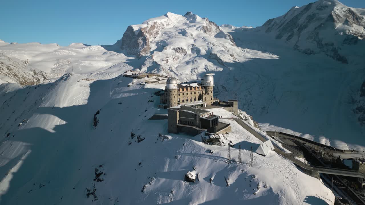 겨울에 산 정상에 있는 고르너그라트 전망대의 놀라운 조감도