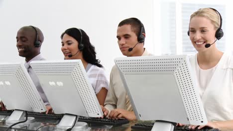 equipo de negocios que trabaja en un centro de llamadas