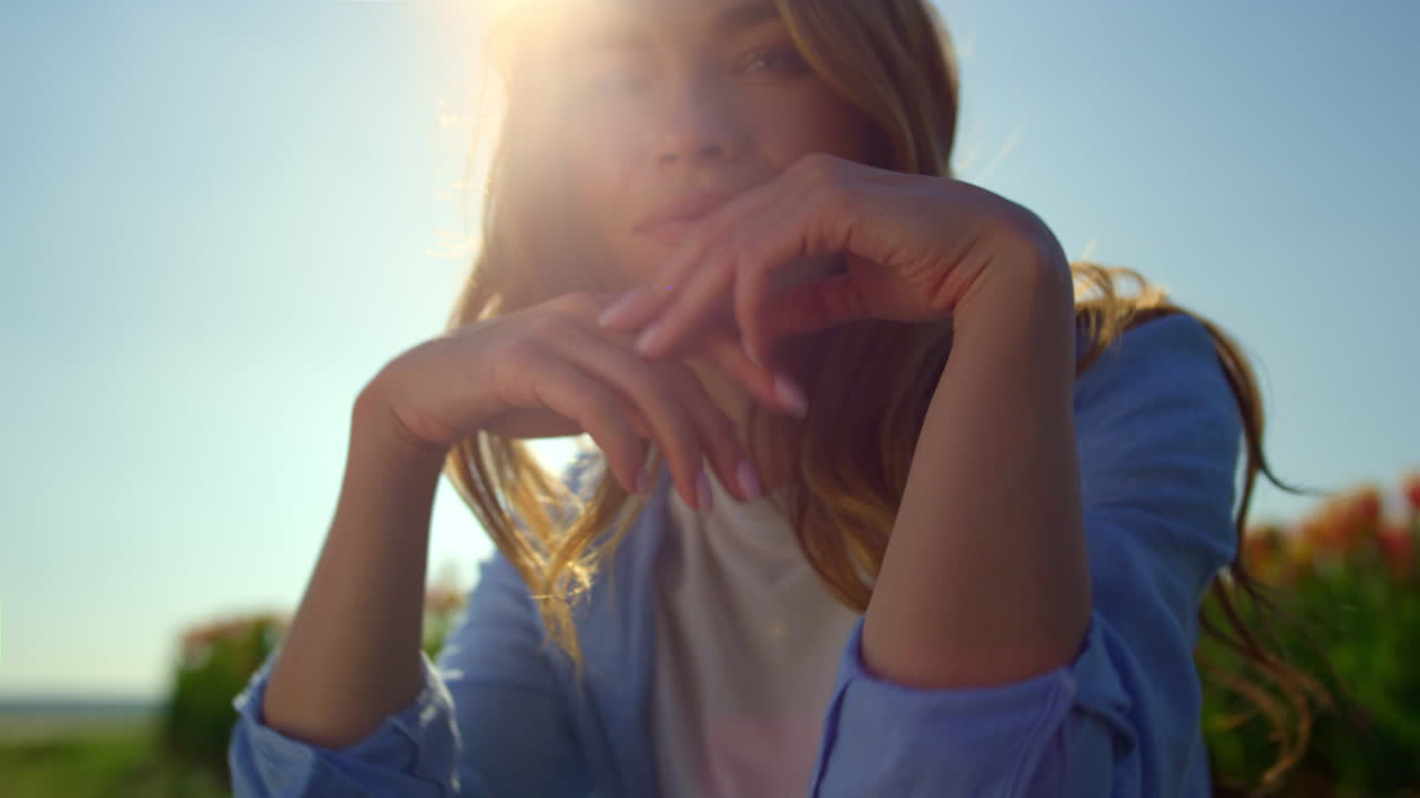 부드러운 해가 지는 빛 속 에 여름 에 웃는 행복 한 여자 의 초상화