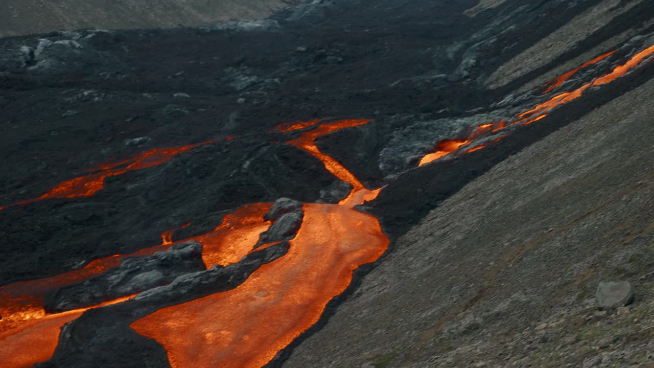 Fiume di lava che scorre dal vulcano Fagradalsfjall in eruzione nella valle di Natthagi in Islanda