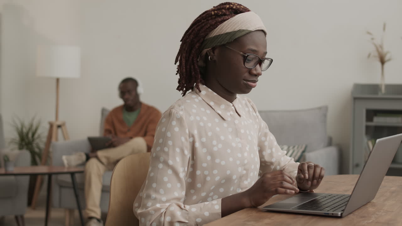 mujer usando laptop en casa
