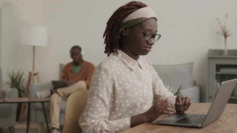 mujer usando una computadora portátil en casa