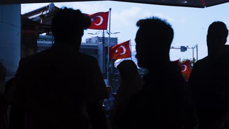 Menschliche-Silhouetten-Gehen-In-Istanbul.