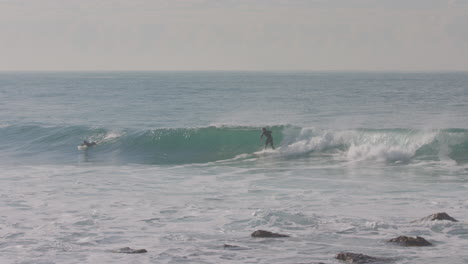 Einem-Surfer-Gelingt-Es,-Eine-Welle-Zu-Erwischen,-Während-Zwei-Weitere-In-Malibu,-Kalifornien,-Auf-Ihre-Warten
