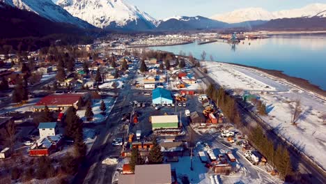 4K-Drohnenvideo-Von-Häusern-In-Seward,-Alaska,-An-Einem-Verschneiten-Wintertag