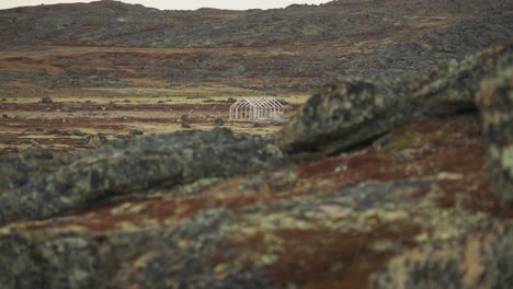 Structural-assembly-of-a-building-in-a-tundra