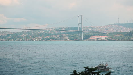 Bosporus-Mit-Marmarameer-Und-Ikonischer-Brücke-Der-Stadt-Istanbul-Zwischen-Den-Kontinenten-Asien-Und-Europa,-Während-Boote-Auf-Blauem-Wasser-Vorbeifahren