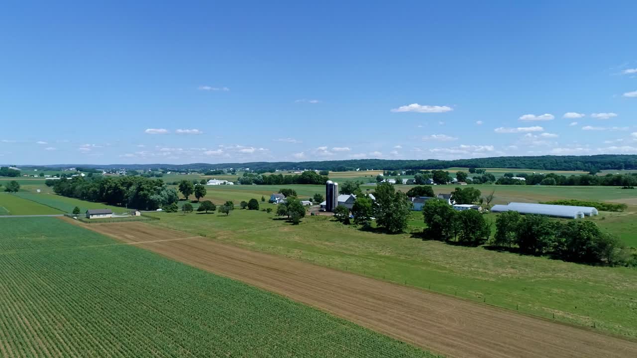 아름다운 화창한 날 곡선에 심어진 들판과 단일 철도 트랙이 있는 농장 시골의 공중 전망