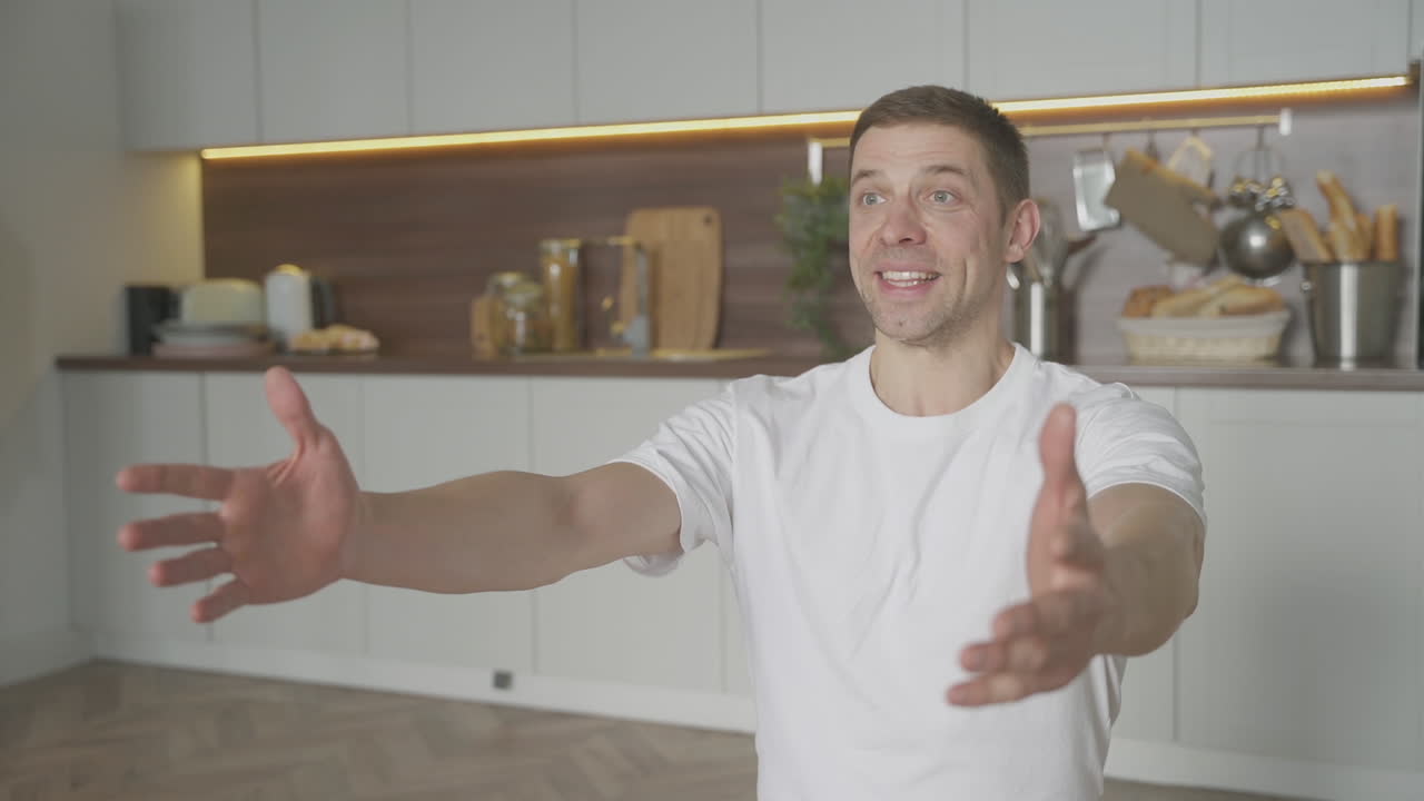 연하카드를 든 어린 딸이 집에서 아빠를 안고 뛰어다닌다