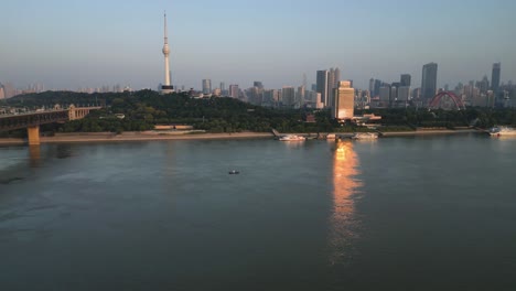 Vista-Aérea-Diurna-Del-Río-Yangtze,-Que-Muestra-Sus-Puentes-Y-El-Paisaje-Urbano-Circundante.