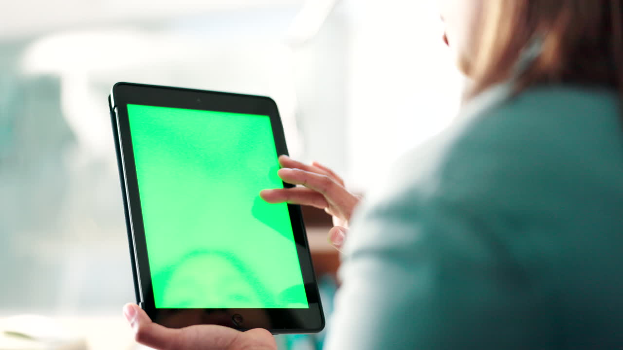 손, 녹색 화면 및 태블릿을 가진 사람