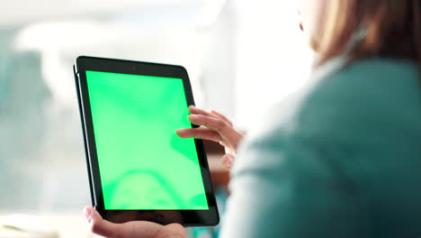 manos, pantalla verde y persona con tableta