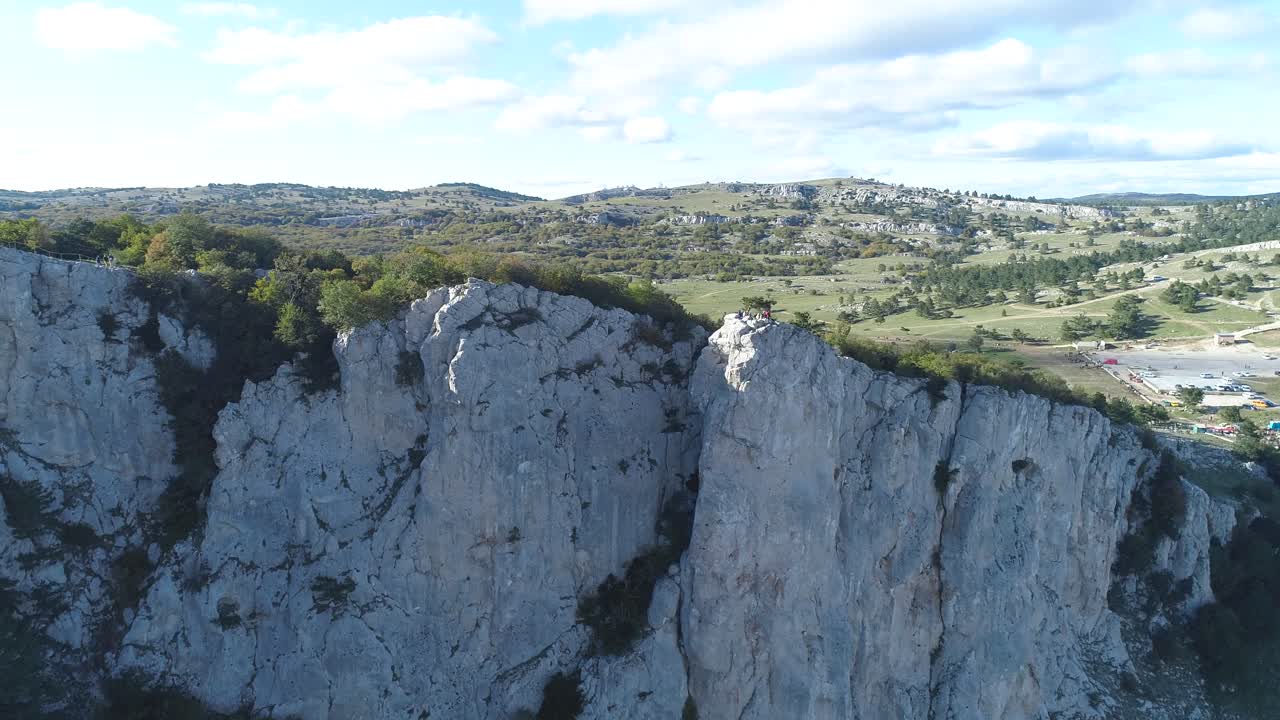 escénico acantilado de montaña con gente