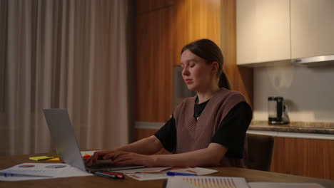 joven mujer de negocios o estudiante agotada terminó el trabajo en la computadora estirándose relajándose sentada en el lugar de trabajo sintiéndose aliviada del estrés satisfecha con la realización del proyecto tarea realizada a tiempo. dolor severo en el cuello