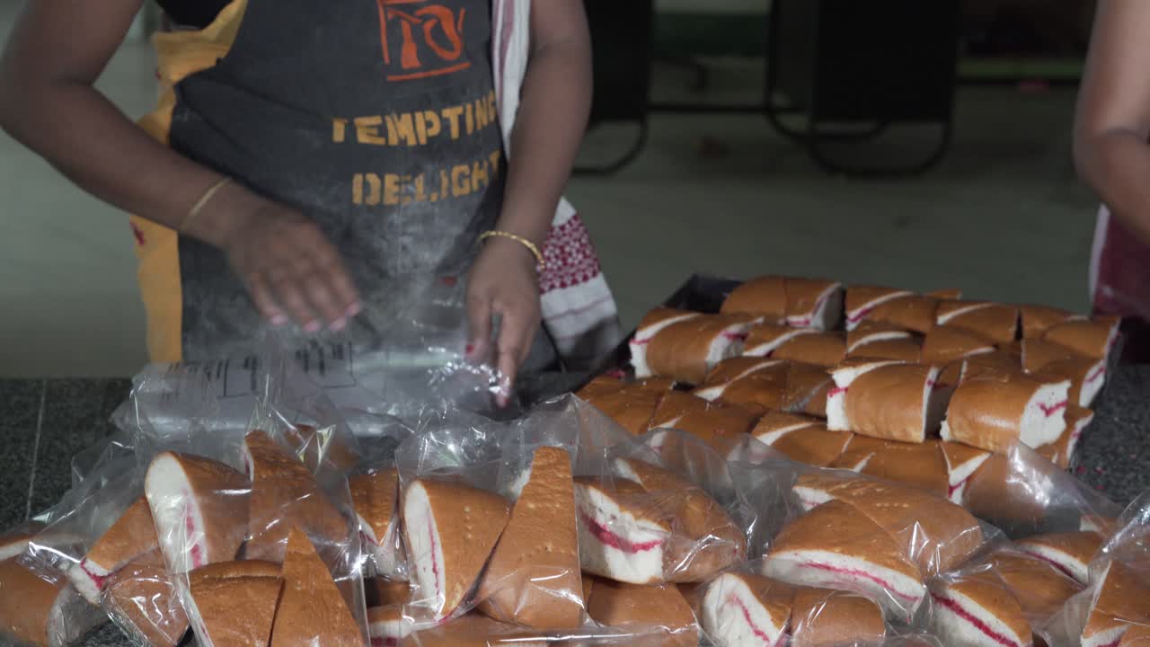 mujer trabajando en panadería durante el día