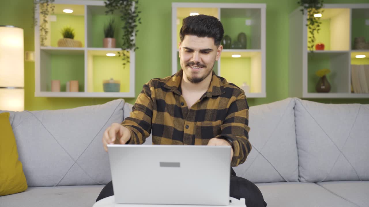 hombre tomando un descanso de trabajo.