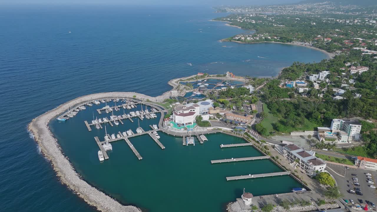 여름에 요트와 세일링 보트와 함께 푸에르토 플라타의 마리나 항구의 공중 트 다운