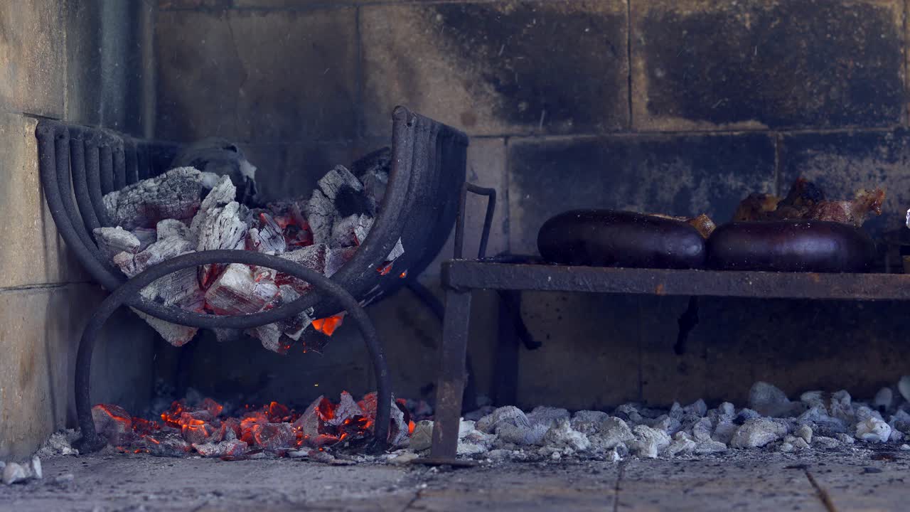 아르헨티나식 아사도를 요리하는 동안 불을 지피는 남자