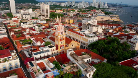 Vista-Aérea-Por-Drones-Del-Casco-Antiguo-De-Cartagena-De-Indias-En-Colombia