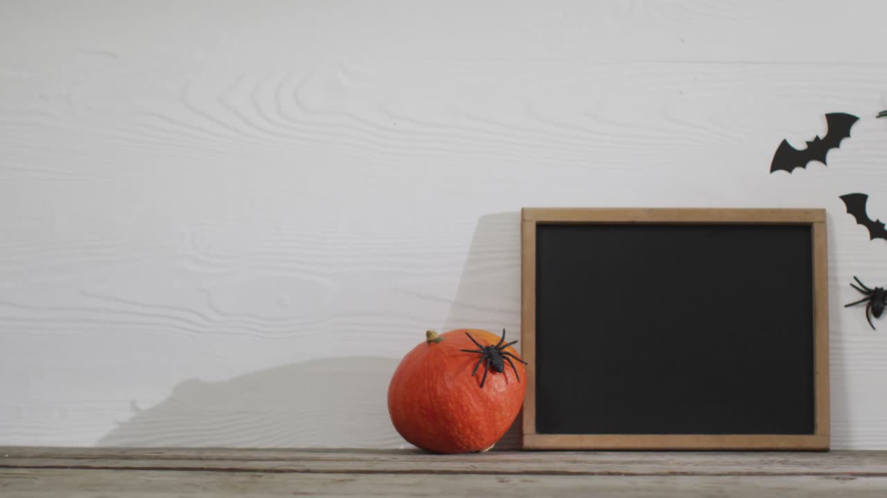 video de marco con espacio de copia, decoraciones de halloween y calabaza sobre fondo blanco