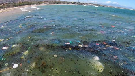 primer plano sobre bolsas de plástico flotando en la superficie del agua de mar contaminando la costa en vietnam