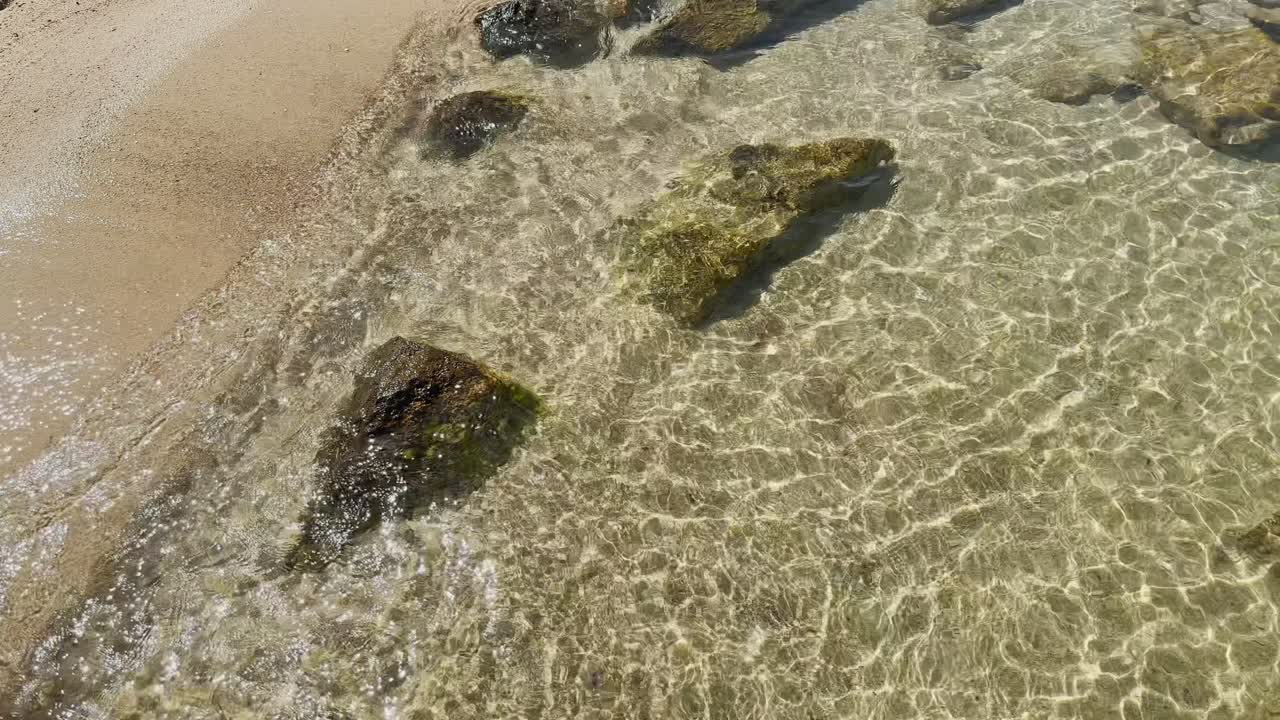 그리스 할키디키 반도의 청정 파란 발 해변