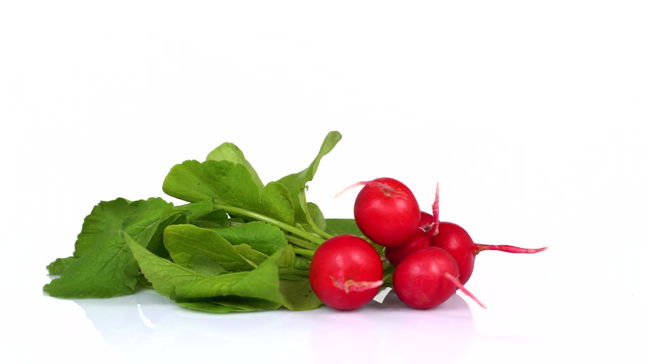 un bucle sin fin de un rábano fresco girando sobre un fondo blanco. vista lateral.