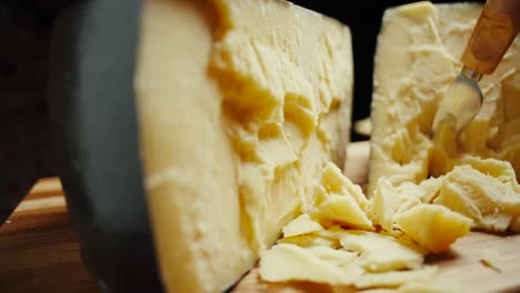 queso de cabeza dura media parmesano en tabla de madera, tiro de rotación