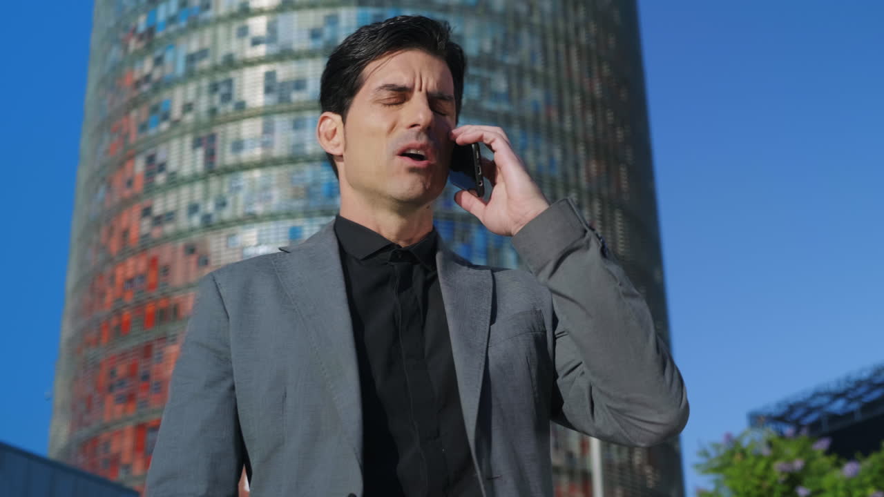 거리에서 전화로 이야기하는 사업가. 전화로 나쁜 소식을 받는 매니저