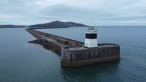 Holyhead-Rompeolas-Faro-Más-Largo-Concreto-Costero-Mar-Protección-Punto-De-Referencia-Vista-Aérea-Baja-Amplia-Derecha-Rotación