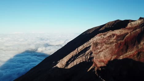 Vista-De-Un-Cráter-Volcánico-Sobre-Las-Nubes-Al-Amanecer-En-Indonesia