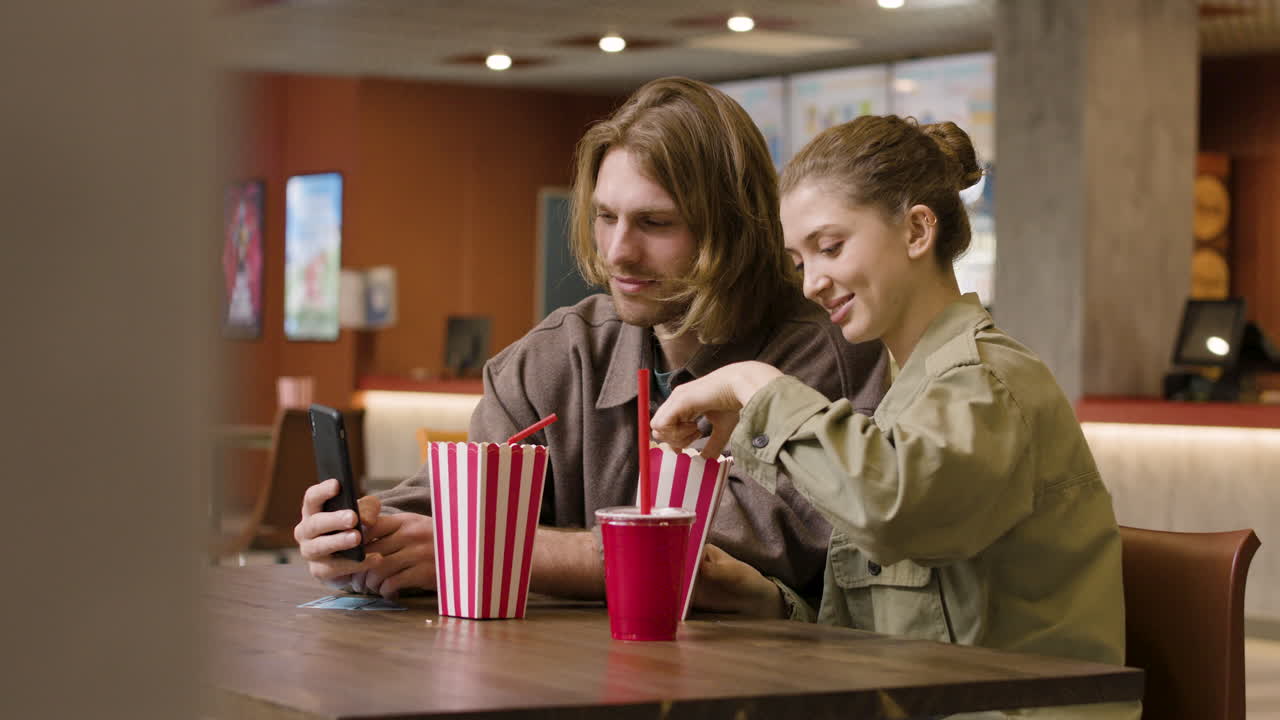 아름다운 여성 농구 선수가 공을 들고 밤에 야외 코트에서 카메라를 보고 웃고 있습니다.