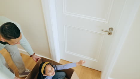 moviéndose, papá y niño con caja